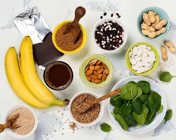 Plátanos, chocolate negro, almendras, espinacas y semillas de calabaza son algunos de los alimentos ricos en magnesio.