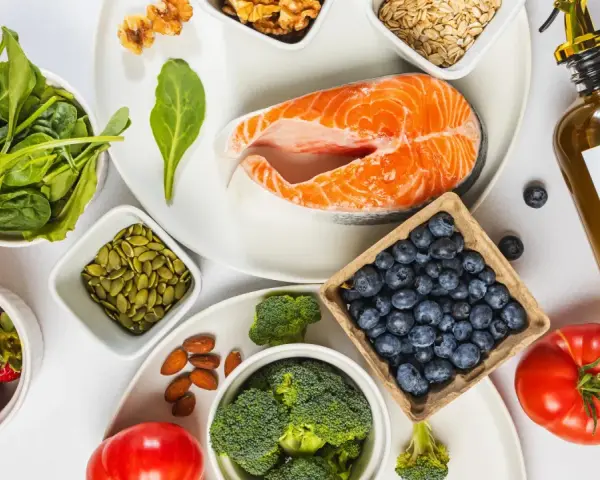 Salmón, arándanos, fresas, brócoli, espinacas, nueces, semillas de calabaza, almendras y aceite de oliva: ingredientes clave para saber qué comer para tener energía.