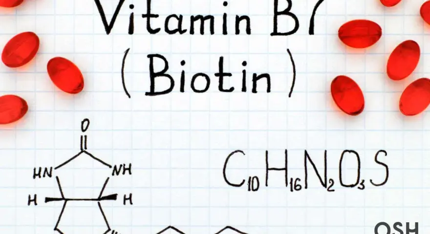 Biotina y embarazo: la vitamina B7, esencial para el desarrollo fetal, se muestra con su fórmula química y cápsulas rojas.