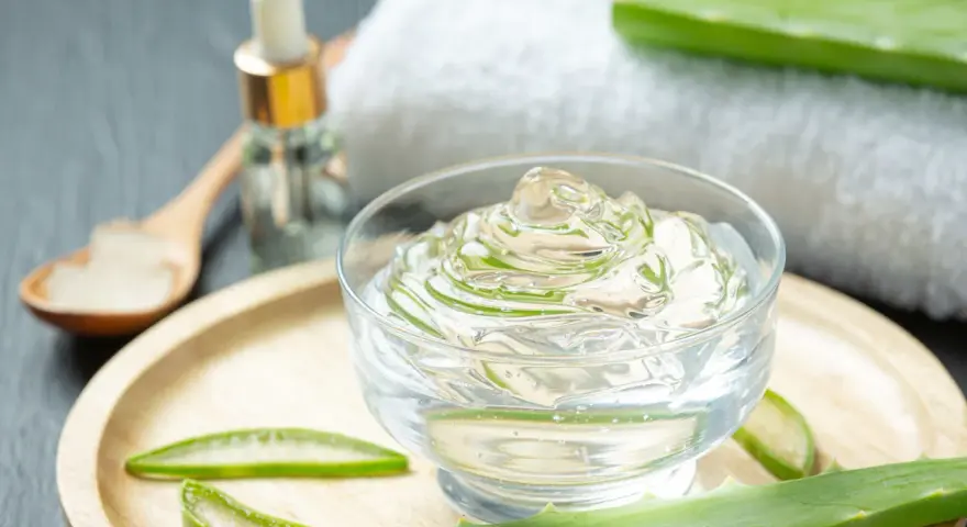 Gel de aloe vera en un cuenco, con rodajas y hojas de la planta, y un gotero. Descubre para qué sirve la **sábila** para el cuidado de la piel.