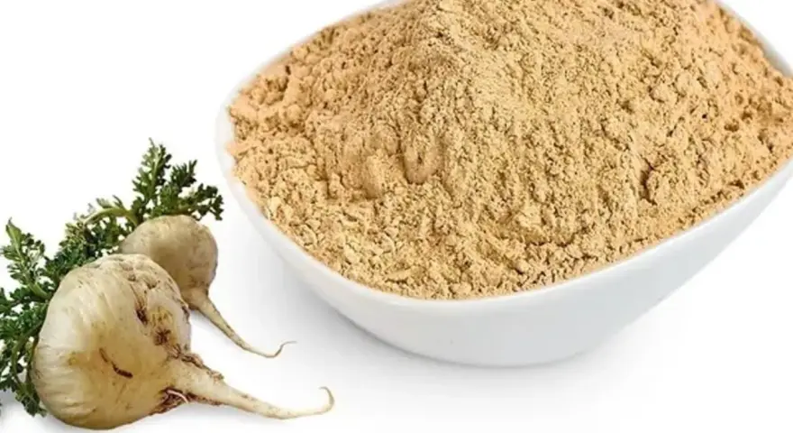 Raíces de maca y un tazón de polvo de maca, destacando los maca beneficios para la salud.