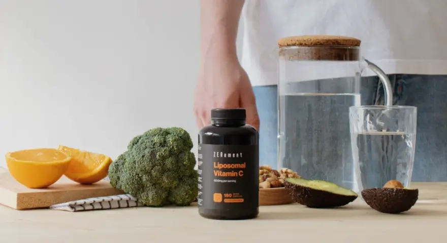 Descubre para qué sirve la vitamina C liposomal. Alimentos saludables y suplemento en un entorno natural.