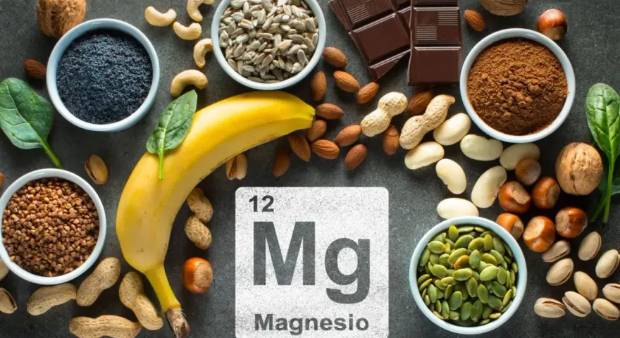 Plátano, espinacas, semillas de girasol, almendras, cacahuetes, avellanas, pistachos, semillas de calabaza, cacao en polvo y chocolate negro son algunos de los alimentos que contienen magnesio.