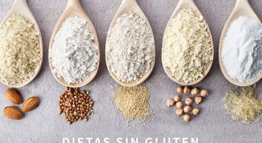 Cinco cucharas de madera con harinas sin gluten: almendra, trigo sarraceno, amaranto, garbanzo y arroz. Descubre los beneficios de comer sin gluten.