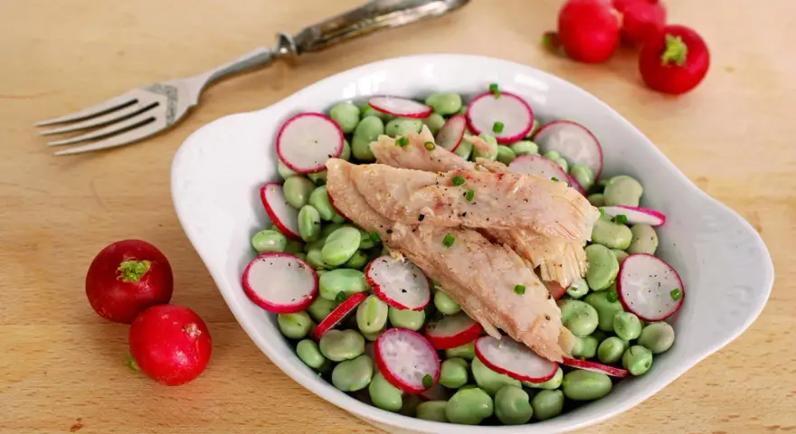 Ensalada de habas tiernas, rabanitos y atún. Una comida con fibra, fresca y saludable, lista para disfrutar.