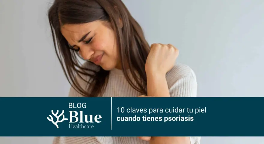 Mujer con expresión de incomodidad, tocándose el brazo. El texto indica "10 claves para cuidar tu piel cuando tienes psoriasis".