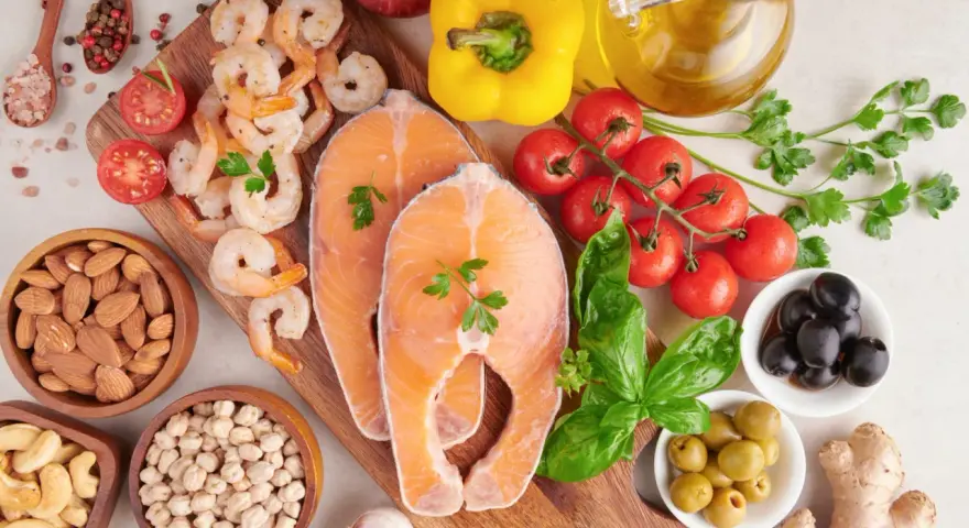 Salmón, camarones, almendras y más: alimentos con vitamina D para adultos. Ingredientes frescos para una dieta saludable.
