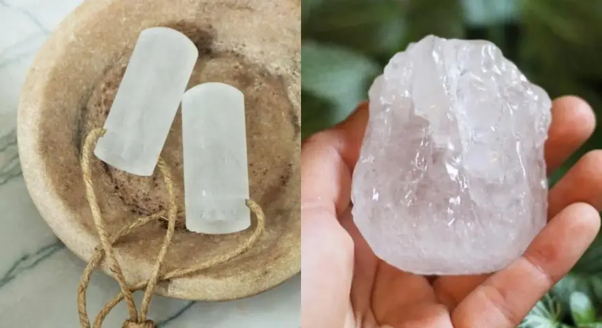 Dos barras de piedra de alumbre en un cuenco de piedra y un trozo de piedra de alumbre en una mano.