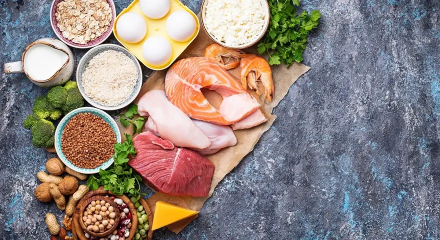 Variedad de alimentos ricos en proteínas: salmón, pollo, carne, huevos, queso, camarones, frutos secos, legumbres y cereales. Estos son excelentes glicina alimentos.