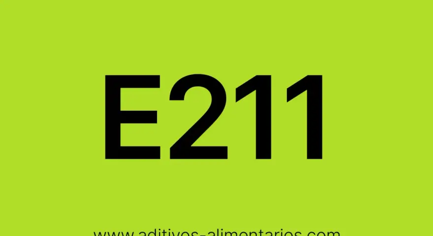 E211, conservante común como el benzoato de sodio, en un fondo verde brillante.