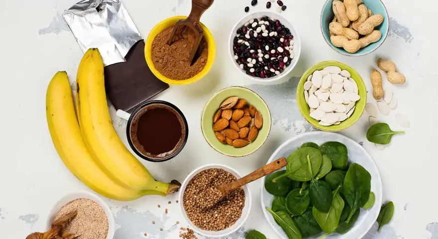 Plátanos, chocolate negro, almendras, espinacas y semillas de calabaza son algunos de los alimentos ricos en magnesio.