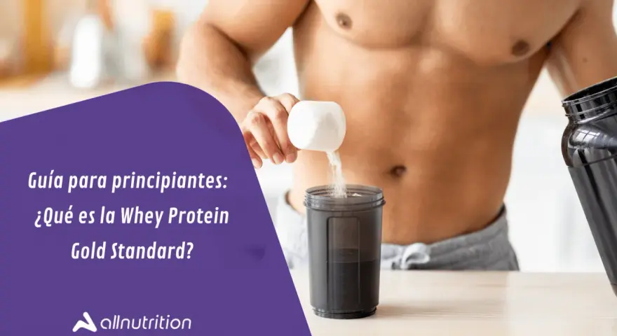 Hombre preparando batido de proteína. Descubre para qué sirve la whey protein Gold Standard y cómo puede ayudarte a alcanzar tus metas.