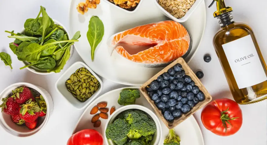 Salmón, arándanos, fresas, brócoli, espinacas, nueces, semillas de calabaza, almendras y aceite de oliva: ingredientes clave para saber qué comer para tener energía.