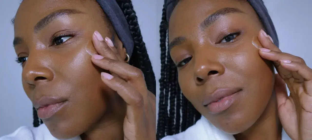 Mujer aplica crema en su cara para combatir la piel seca.