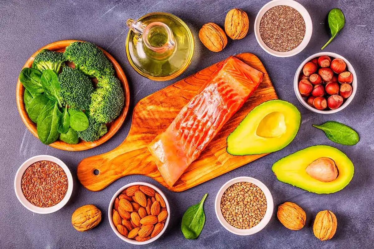 Salmón, aguacate, brócoli, espinacas, nueces, almendras, semillas de chía y lino. ¡Una mesa llena de alimentos omega 3!