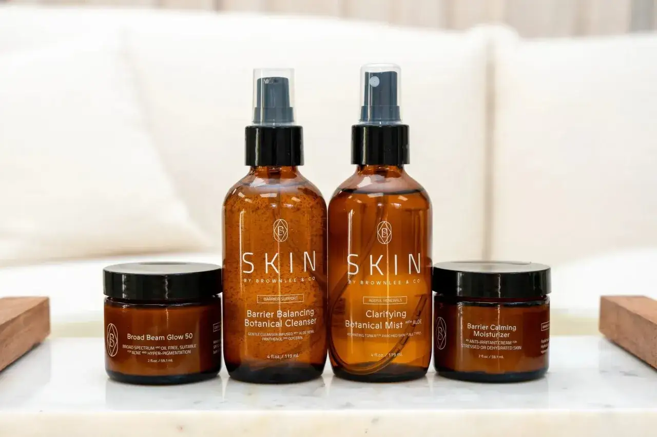 Rutina de cuidado de la piel con limpiador, bruma y crema. Ideal para combatir el acn&eacute; por estr&eacute;s y la hiperpigmentaci&oacute;n.