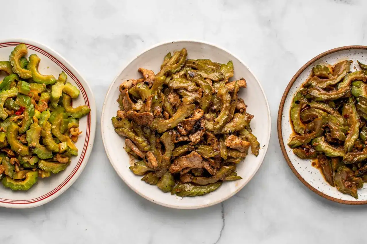 Tres platos de mel&oacute;n amargo salteado con carne, uno con camarones secos.