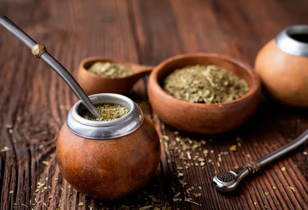 Mate listo para disfrutar, resaltando sus propiedades y el ritual de su preparaci&oacute;n.