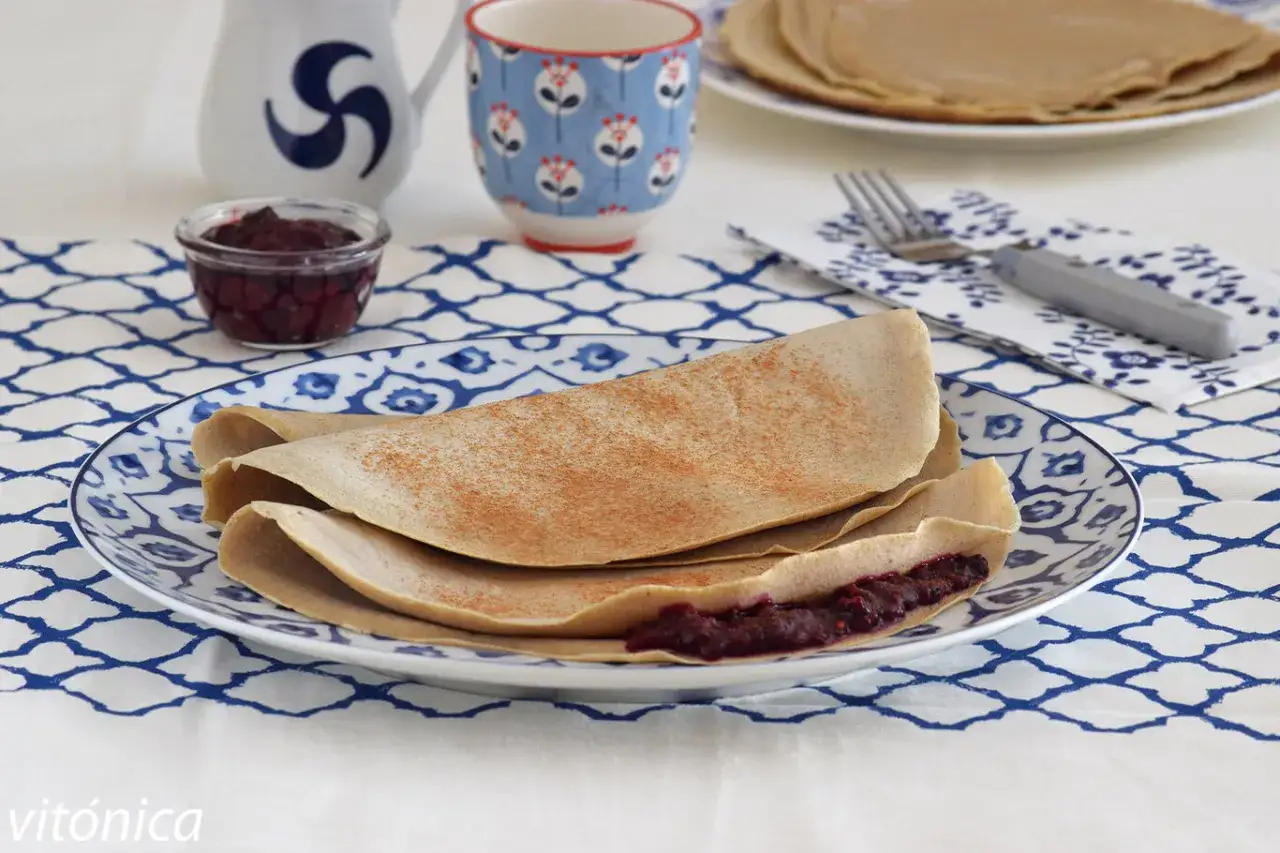 Crepes de alforfón, finas y doradas, con mermelada de frutos rojos. Un desayuno delicioso y saludable.