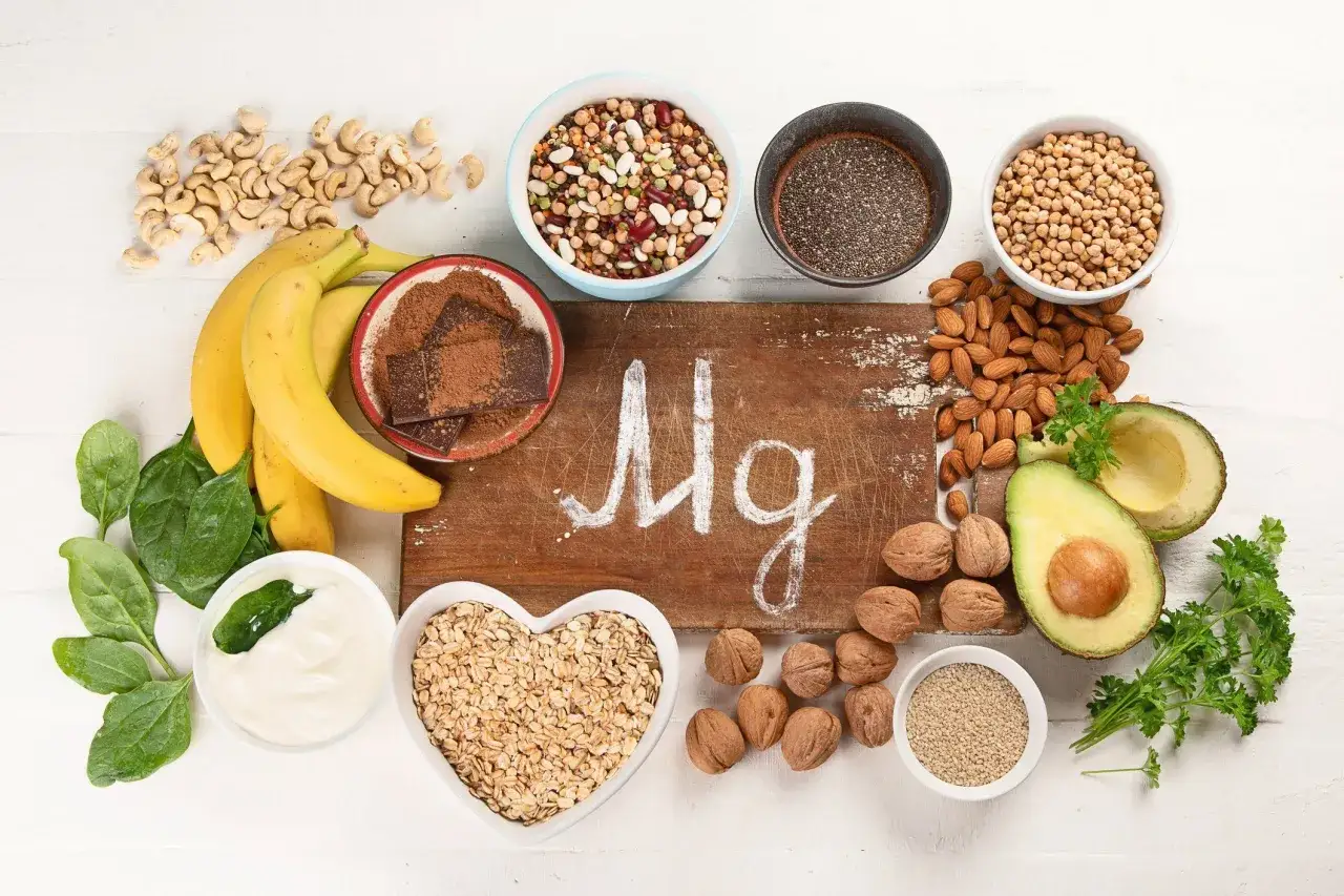 Plátanos, espinacas, almendras, aguacate, nueces y semillas son algunos de los alimentos ricos en magnesio que se muestran.