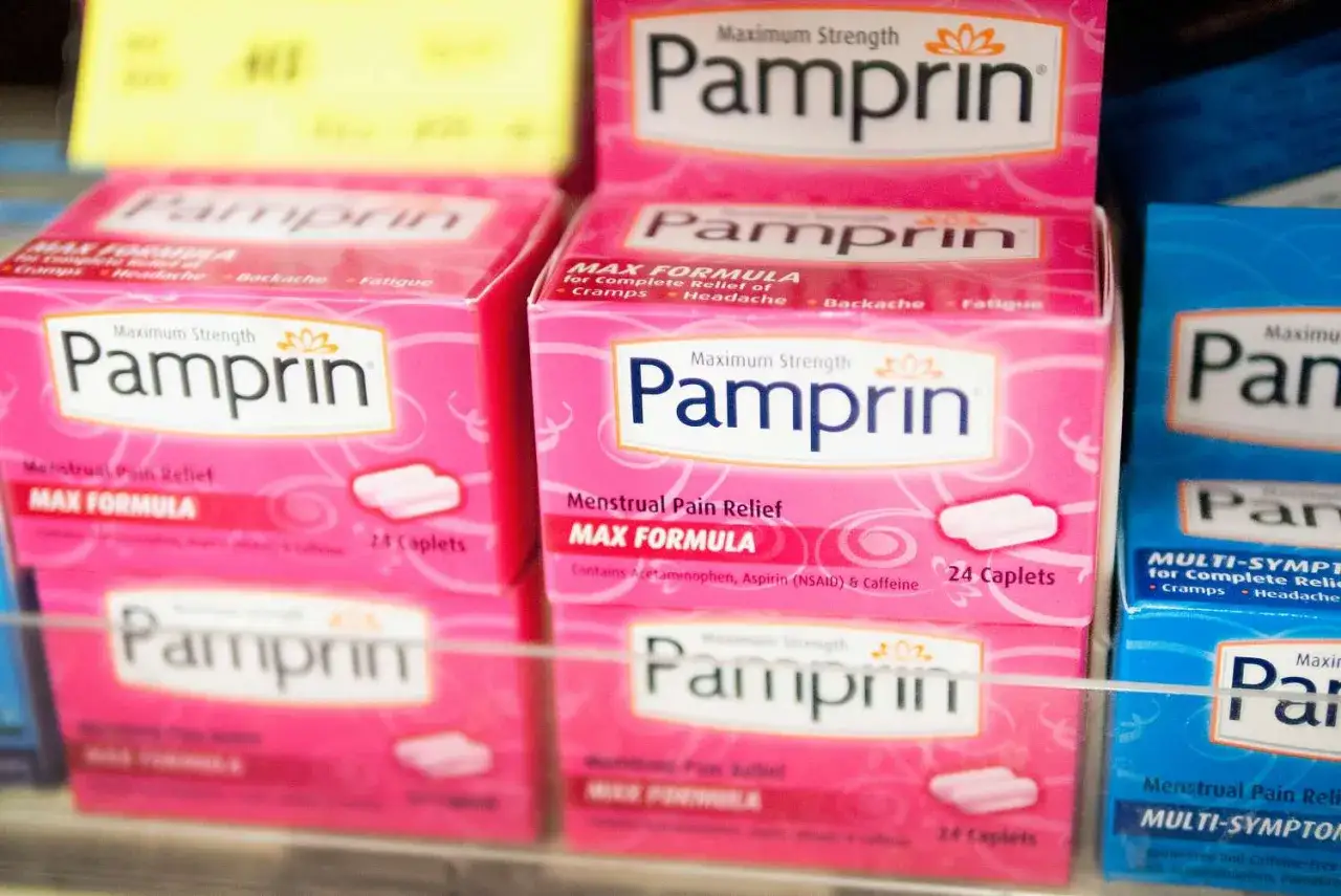 Cajas de Pamprin, pastillas para el dolor de regla, en un estante. Alivio máximo para calambres, dolor de cabeza y fatiga.