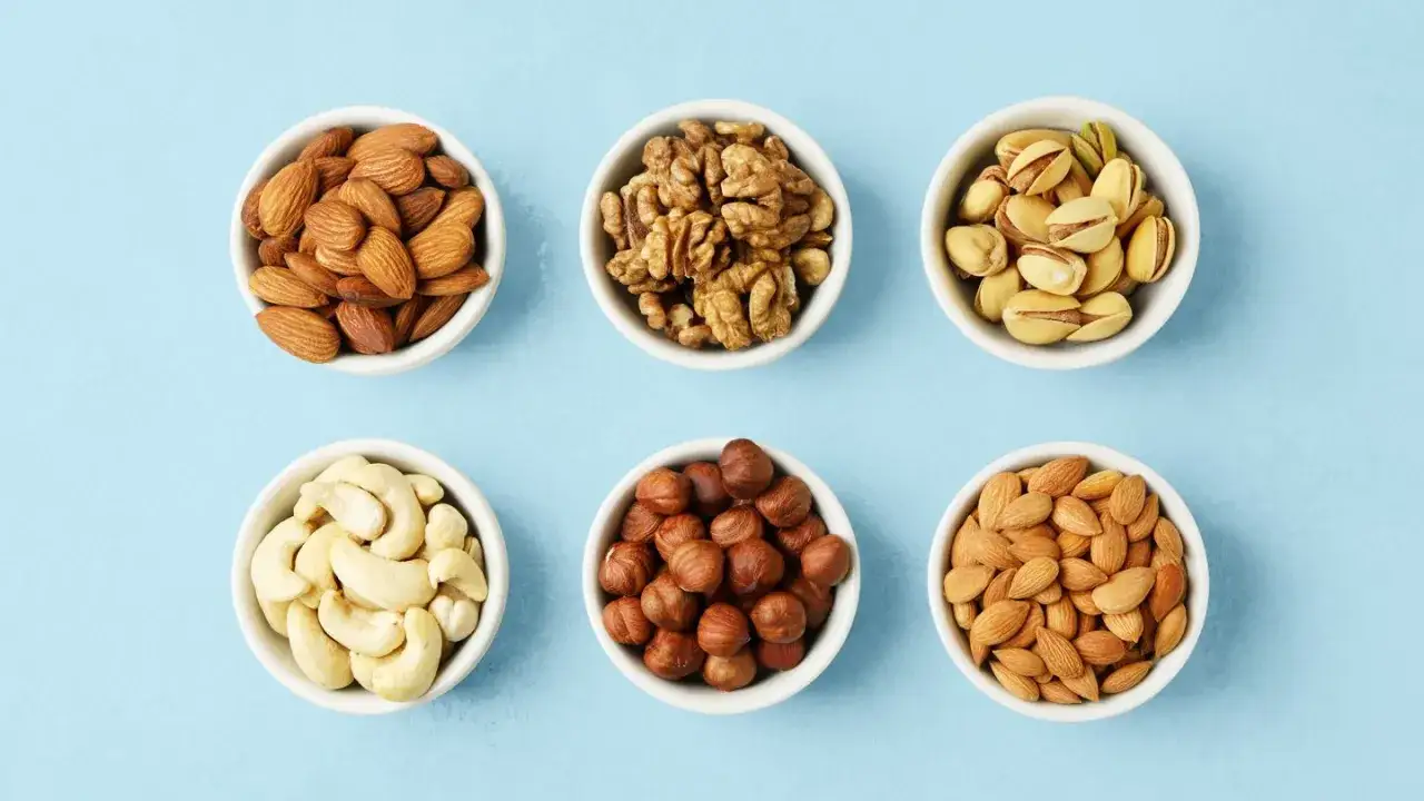 Anacardos y otros frutos secos en cuencos blancos. Una dieta saludable para la diabetes puede incluir anacardos.