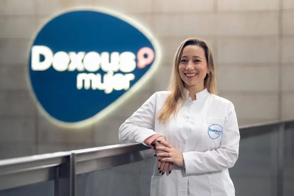 Profesional de la salud sonríe, con logo