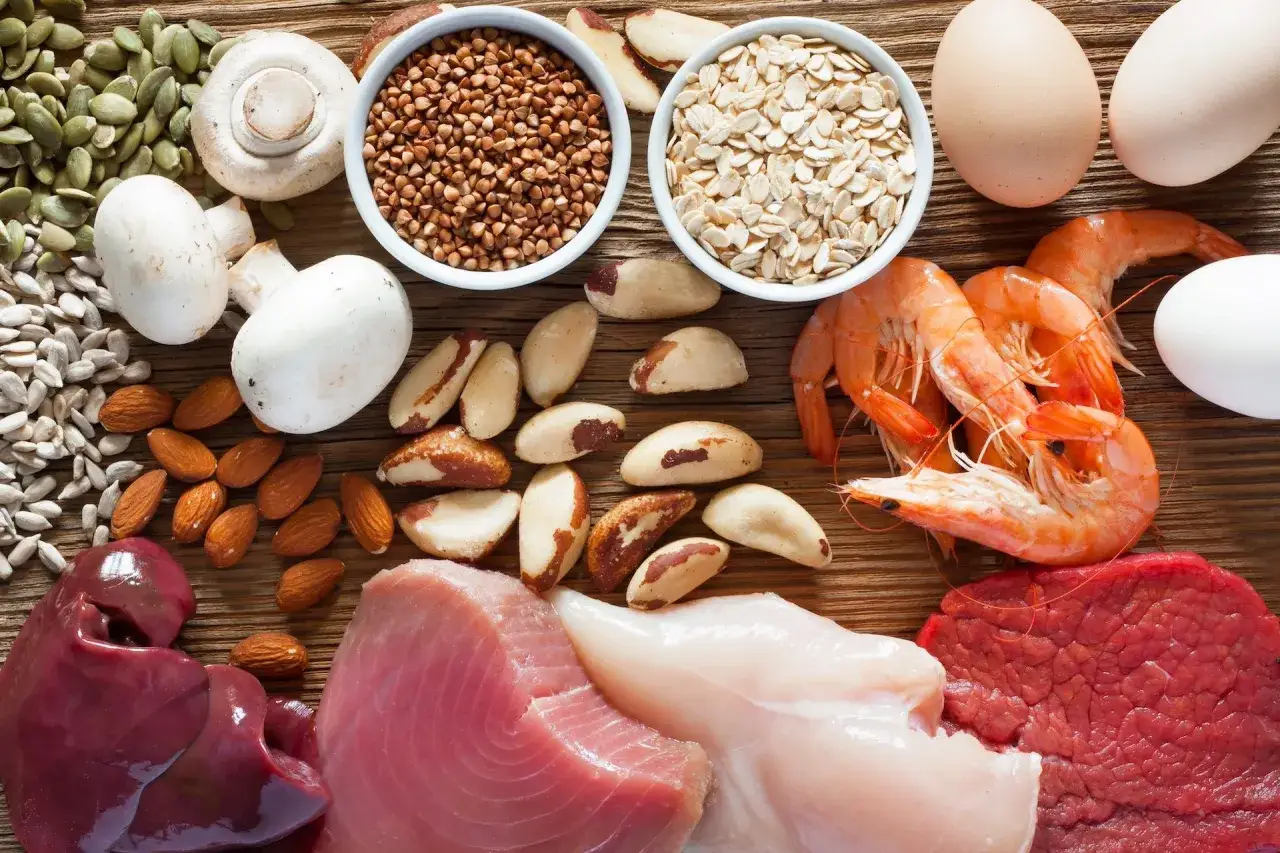 Alimentos ricos en selenio para que sirve en la mujer: hígado, atún, camarones, huevos, nueces de Brasil, almendras, champiñones, semillas.