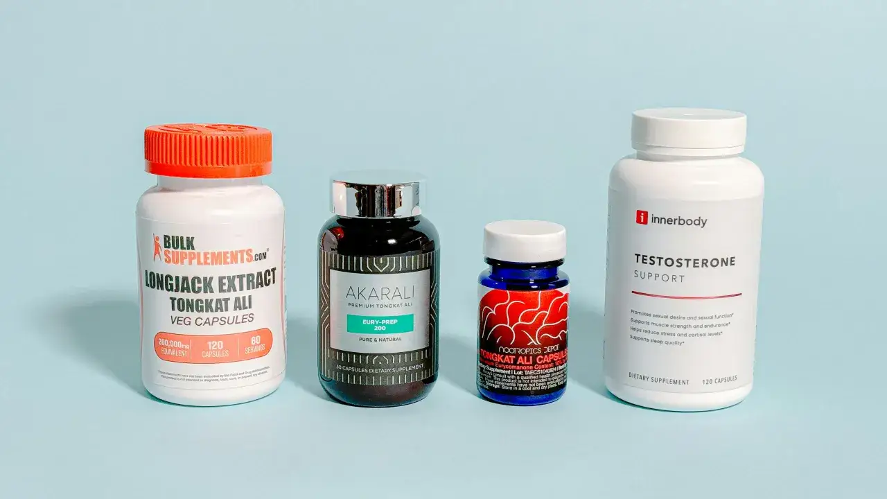 Cuatro frascos de suplementos, uno con extracto de tongkat ali de Bulk Supplements, otro de Akarali, uno pequeño de Nootropics Depot y uno de Innerbody para soporte de testosterona.