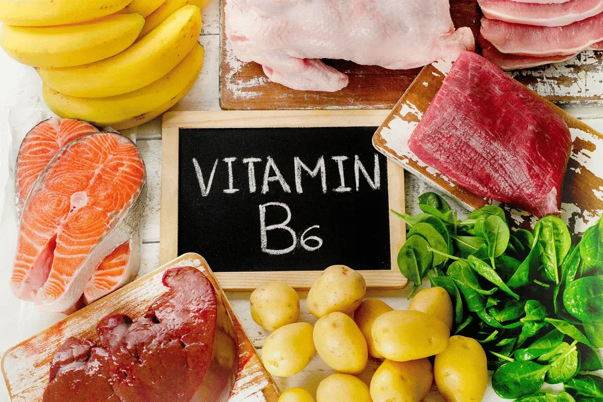 Alimentos ricos en vitamina B6, esencial para la salud femenina. Plátanos, salmón, hígado, patatas, espinacas y carnes.