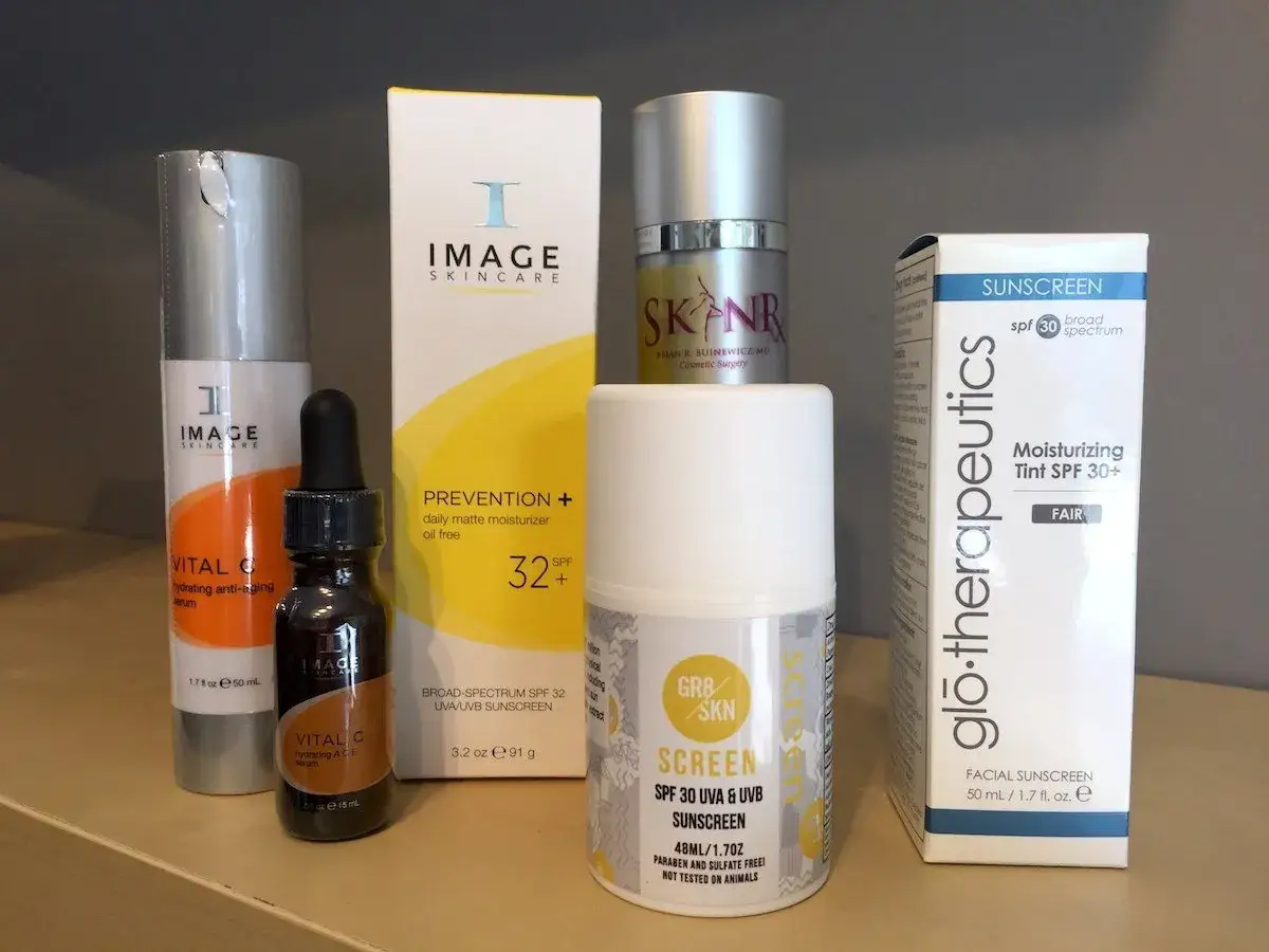 Rutina de cuidado de la piel con vitaminas para el sol: sueros y protectores solares de Image Skincare, Glo-therapeutics y GR8SKN.