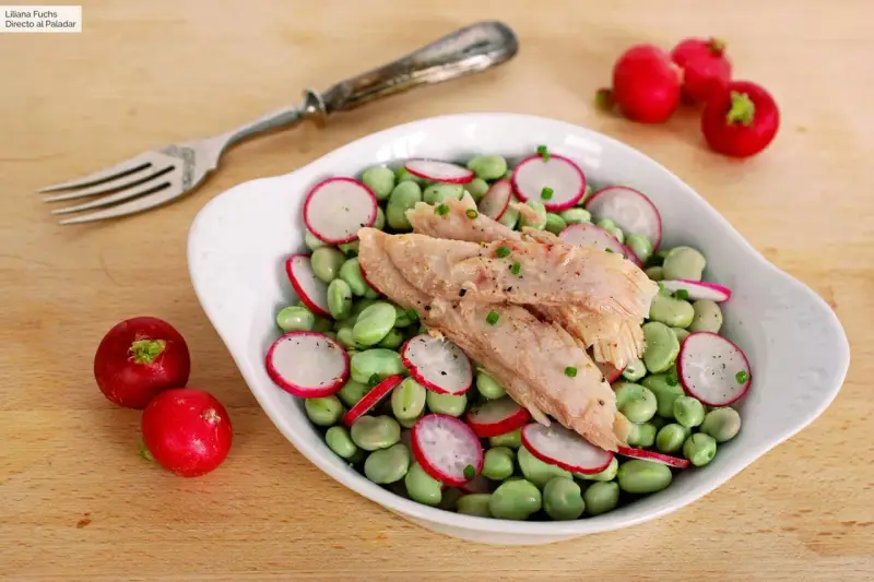 Ensalada de habas tiernas, rabanitos y atún. Una comida con fibra, fresca y saludable, lista para disfrutar.