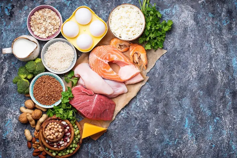 Variedad de alimentos ricos en proteínas: salmón, pollo, carne, huevos, queso, camarones, frutos secos, legumbres y cereales. Estos son excelentes glicina alimentos.